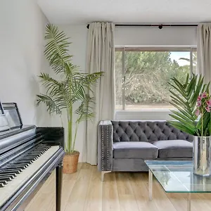 Style 4 Bedroom House With Pool Minutes From Strip , Las Vegas United States